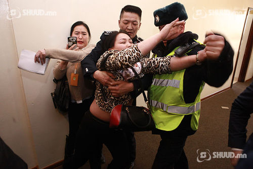 ФОТО: С.Амарсайханыг эсэргүүцэгчид “Хангарьд” ордонд үймээн дэгдээв